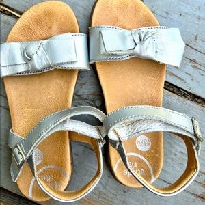Stride Rite memory foam sandals girls 13W in excellent condition